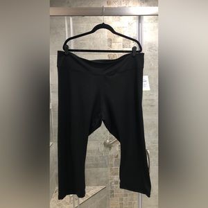 OLD NAVY - GO DRY MEDIUM COMPRESSION ELEVATE CROP LEGGINGS (color: BLACK) 3X NWT